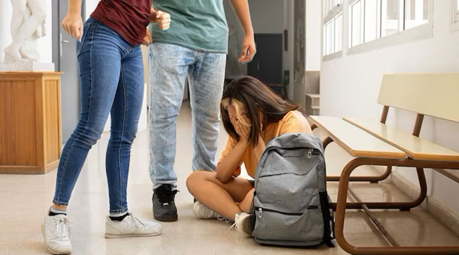 Imatge que representa una noia patint assetjament escolar (freepik)