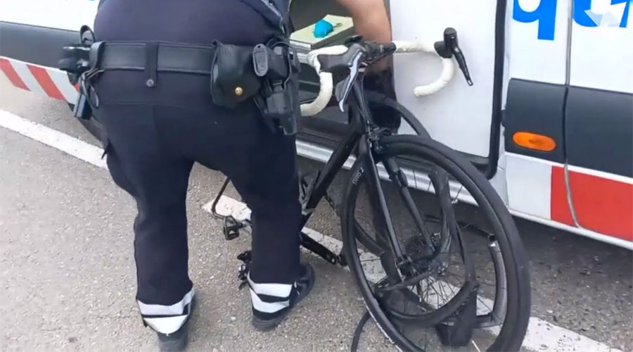 Un Mosso d'Esquadra amb la bicicleta destrossada (ATV)