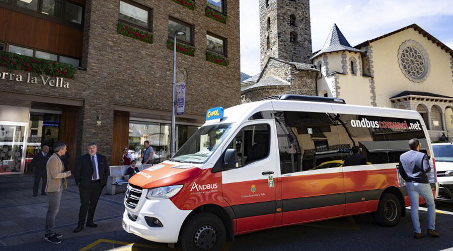El bus comunal, retolat amb el nom de Clípol, davant del Comú d'Andorra la Vella (AndorraCapital)