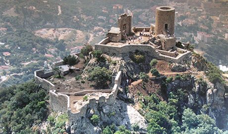 Les restes del castell de Burriac, a Cabrera de Mar