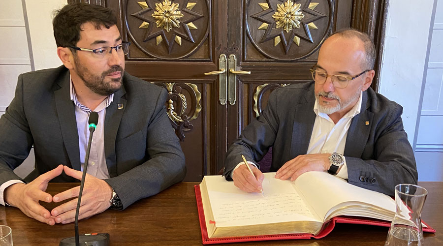 L'alcalde de la Seu, Francesc Viaplana i el conseller Campuzano signant el Llibre d'Honor a l'Ajuntament (Aj. la Seu)