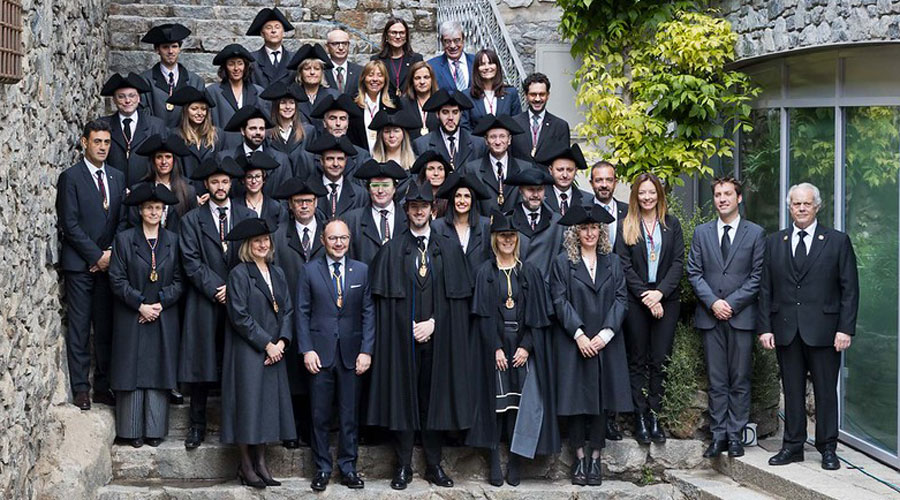 Tradicional foto dels Consellers Generals a les escaldes de Casa de la Vall (Eduard Comellas / Consell General)