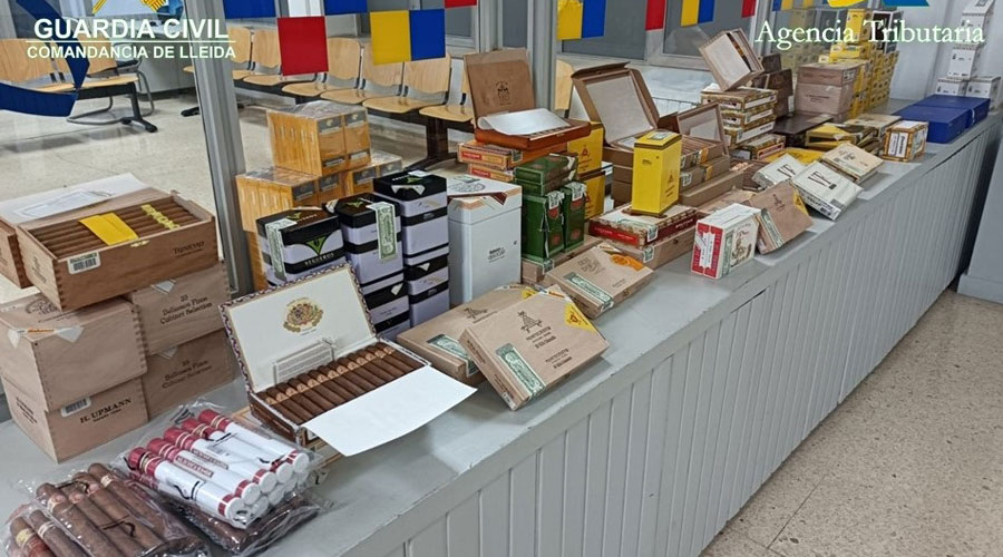Decomís de prop de 2.500 puros no declarats a la Duana de la Farga de Moles