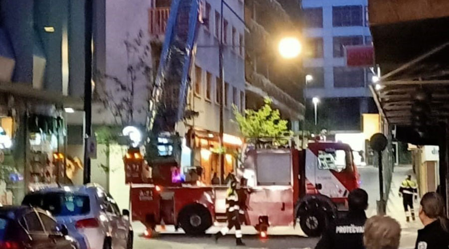 Bombers sanejant la part afectada de l'edifici pel despreniment (JSP)