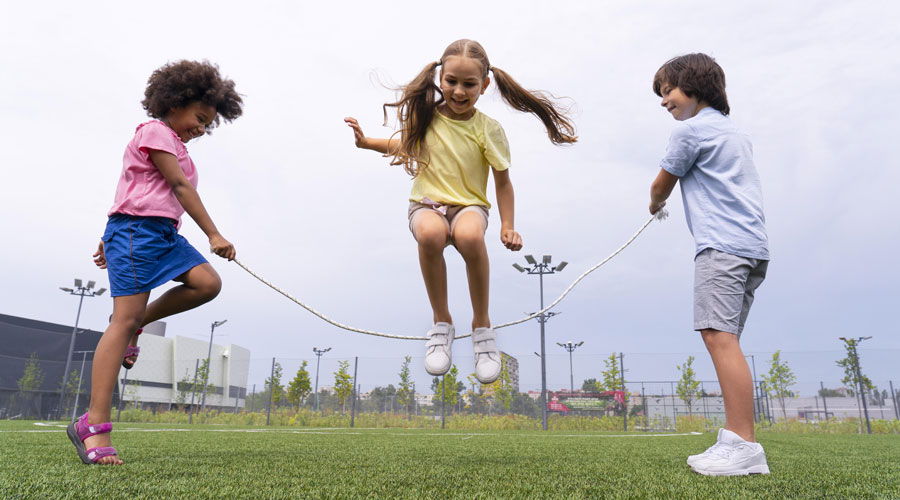 Uns nens jugant a saltar la corda (freepik)