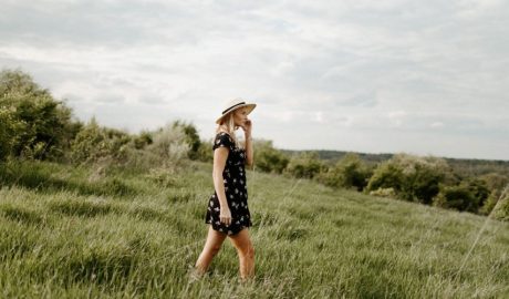 Una dona caminant per a prevenir les varius