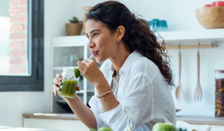 Una dona portant una dieta saludable