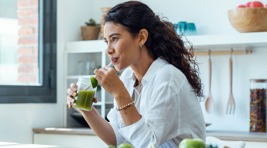 Una dona portant una dieta saludable (iStock)