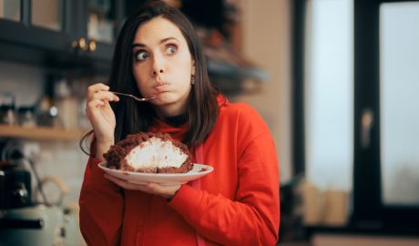 Una dona menjant un pastís