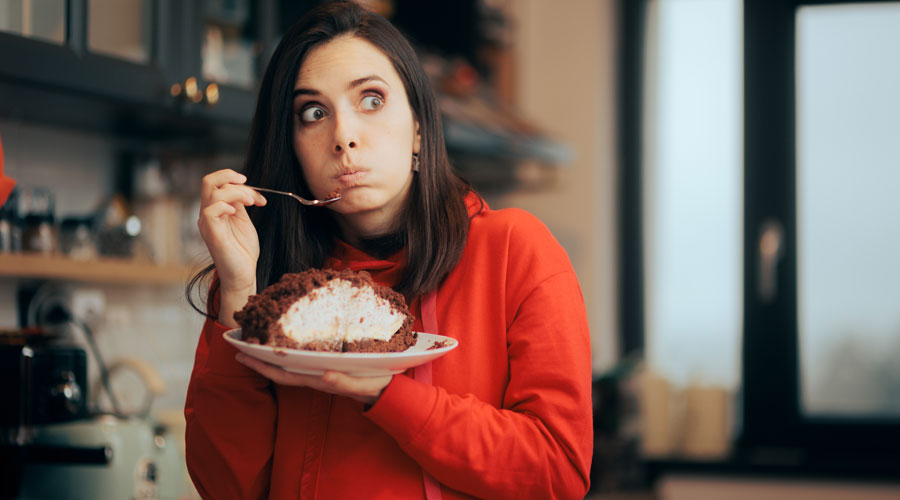 Una dona menjant un pastís (Getty images)