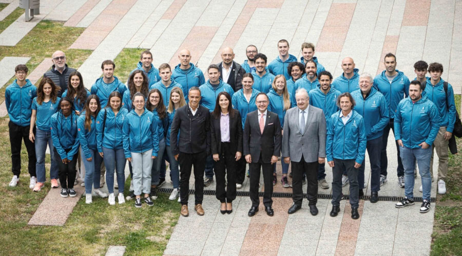 Cabanes, Bonell i Espot al centre de la imatge amb la delegació andorrana que viatja als jocs de Malta (SFGA)