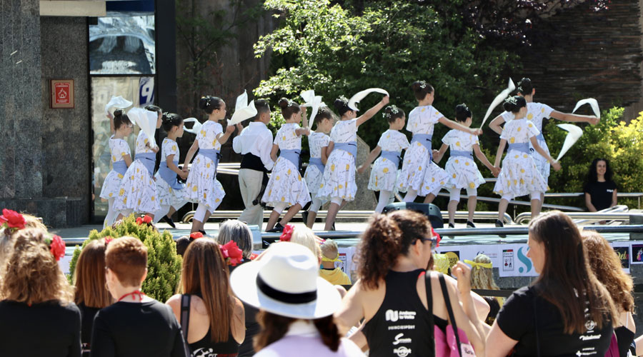 Nenes ballant en una coreografia a l'Encamp Dance Festival (Comú d'Encamp)