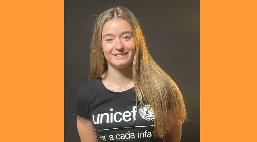 L'esquiadora de fons andorrana, Gina del Rio amb la samarreta d'Unicef (Unicef Andorra)