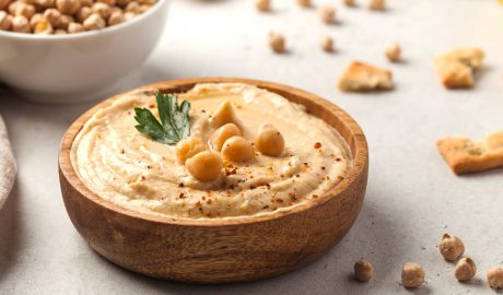 Un bol d'hummus