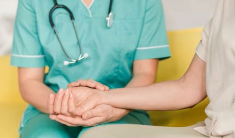 Una infermera mostrant empatia cap a una pacient
