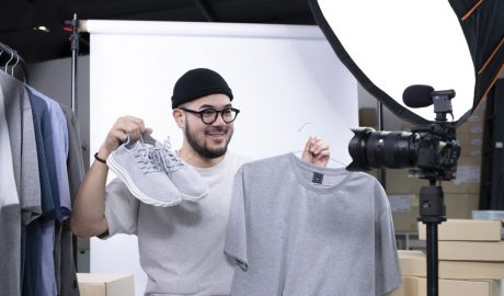 Un influencer venent els seus productes a través de les xarxes socials