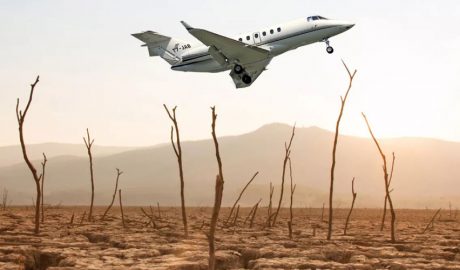 Un jet privat volant i la terra desertitzada