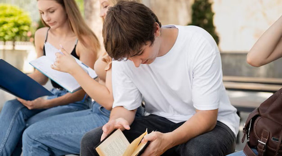 Uns joves llegint