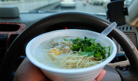 Un plat de menjar sent consumit dins d'un vehicle