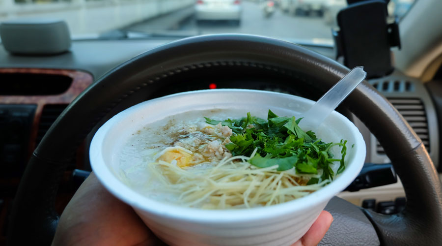 Un plat de menjar sent consumit dins d'un vehicle (Getty images)