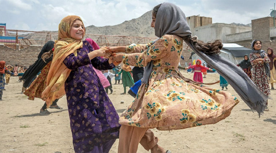 Unes nenes jugant a l'Afganistan