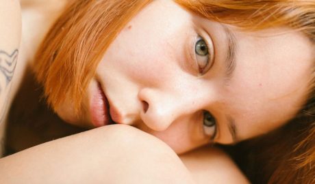 Una noia ensenyant els genolls
