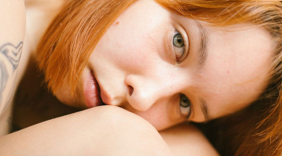 Una noia ensenyant els genolls (Pexels)