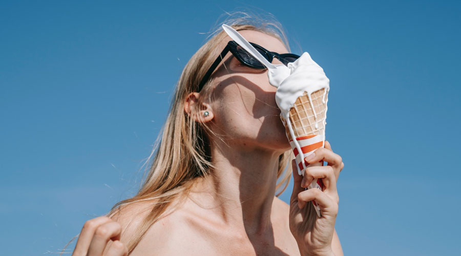 Una noia menjant un gelat un gelat (Pexels)