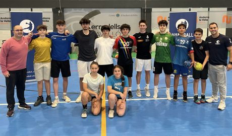 Els participants en la formació d'entrenador d'handbol