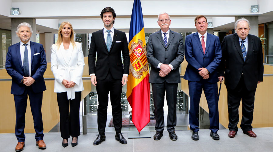 Els magistrats del Tribunal Constitucional amb els síndics (Consell General)