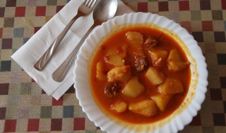Un plat de patates a la riojana