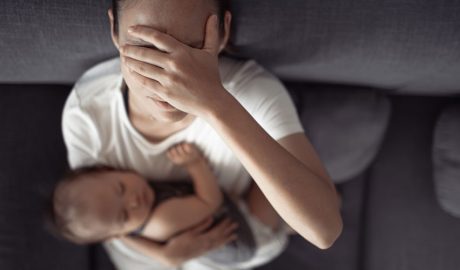 Una dona patint d'angoixa en el postpart