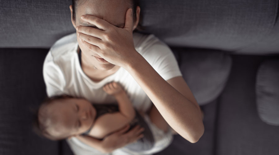 Una dona patint d'angoixa en el postpart (iStock)
