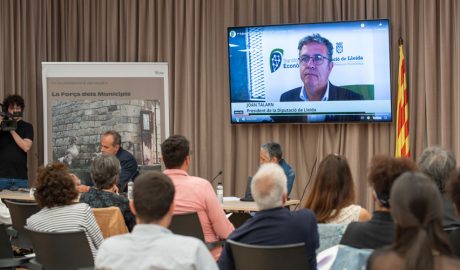 Assistents i ponents del programa Impulsa't amb el president de la Diputació de Lleida, Joan Talarn, a la pantalla