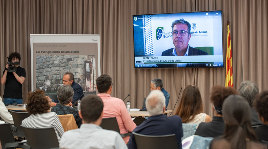 Assistents i ponents del programa Impulsa't amb el president de la Diputació de Lleida, Joan Talarn, a la pantalla (Diputació)