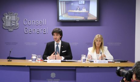 Els síndics Carles Enseñat i Sandra Codina parlant de les retribucions del Parlament