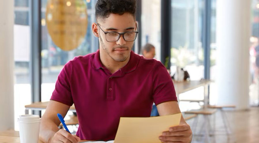 Un jove treballant en pràctiques (wayhomestudio / freepik)