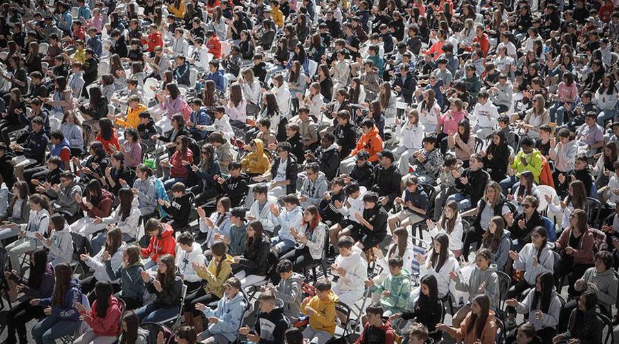 Alguns dels 1500 alumnes que han participat en el videoclip pels 40 anys de l'Escola Andorrana (SFGA)
