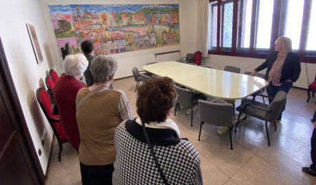 Usuàries de l’Escola de Salut de les Persones Grans visitant l'Ajuntament