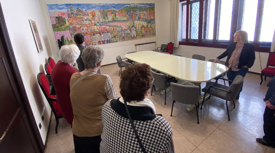 Usuàries de l’Escola de Salut de les Persones Grans del CAP de la Seu visitant l'Ajuntament (Aj. la Seu)