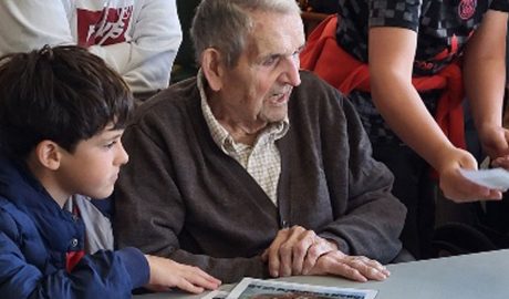 Una activitat intergeneracional del projecte "Comprant Records"