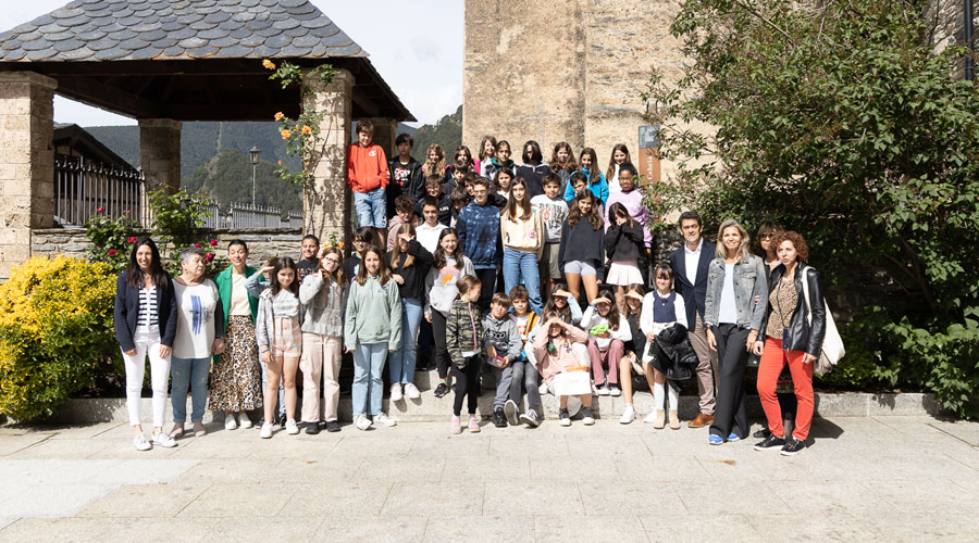 Membres del Consell d'infants amb les autoritats d'Ordino (Comú d'Ordino)