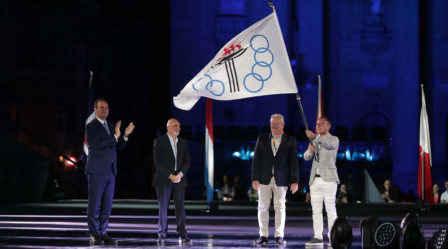 Xavier Espot, fent onejar la bandera dels jocs en rebre el testimoniatge per a Andorra 2025 (DOI-Omar Camilleri / Govern de Malta)