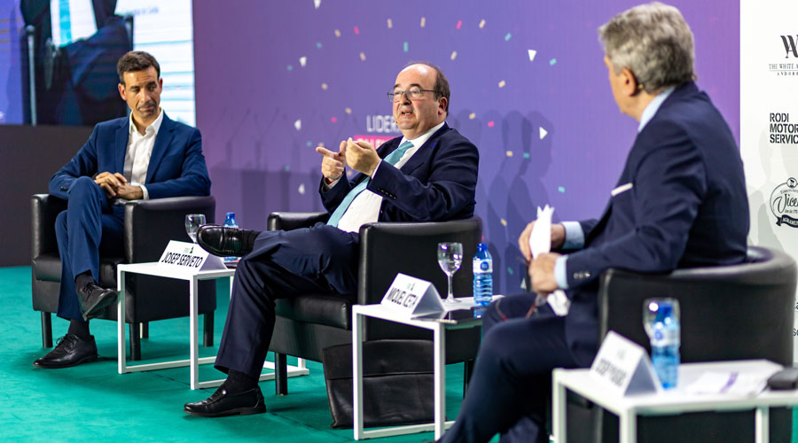 Al centre de la imatge, el ministre espanyol, Miquel Iceta (TEP)