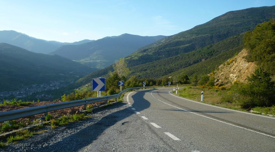 La carretera N-260, al vessant pallarès del port del Cantó