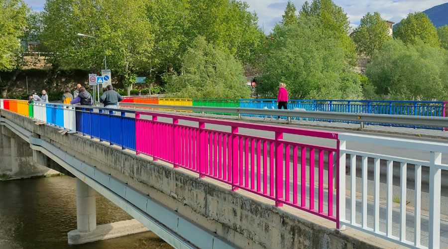 El pont de la Palanca, a la Seu, lluint els colors de l'orgull LGTBIQ+ (CCAU)