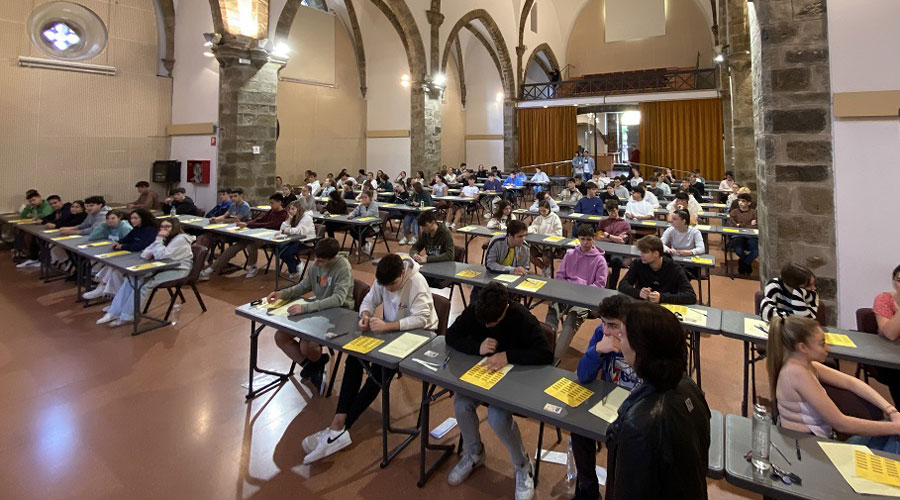Alumnes realitzant les PAU a la Seu (Aj. la Seu)