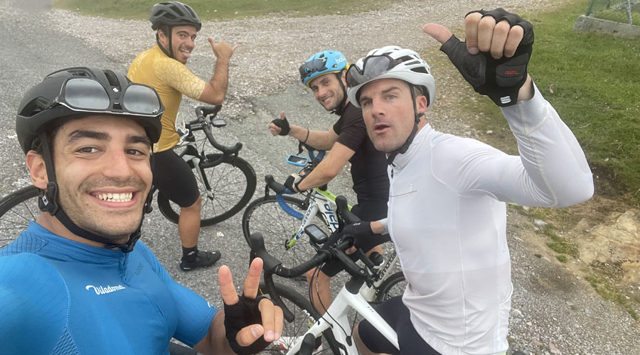 L'esquiador andorrà, Joan Verdú, -esquerra- posant-se en forma al País Basc (FAE)