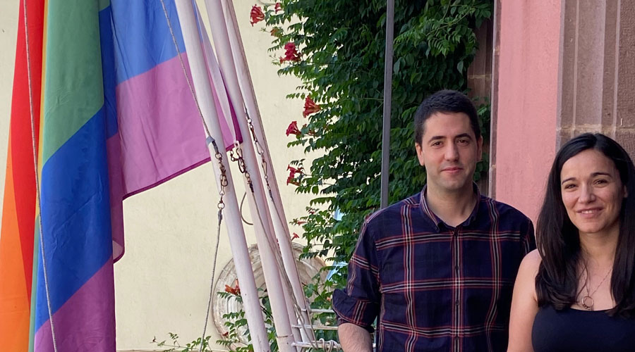 Joan Barrera i Christina Moreno al costa de la bandera LGTBI+ (Aj. la Seu)