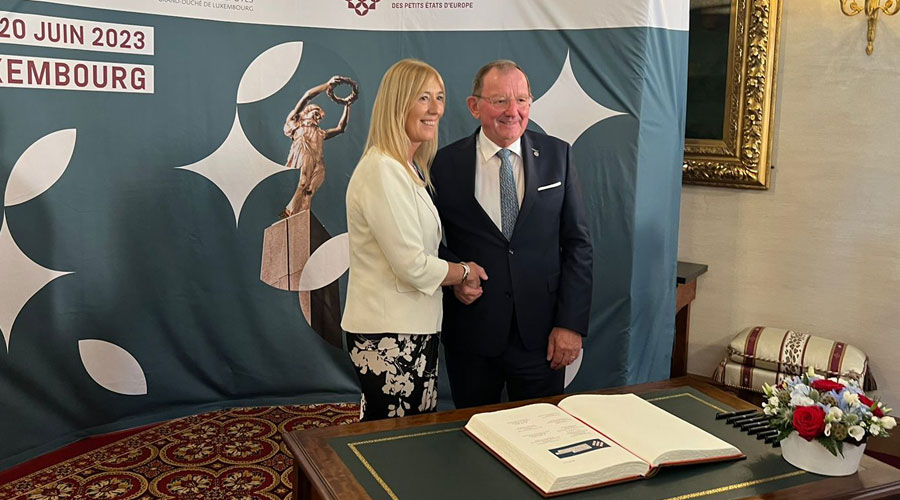 La subsíndica, Sandra Codina, amb el president de la Cambra dels Diputats, Fernand Etgen (Consell General)